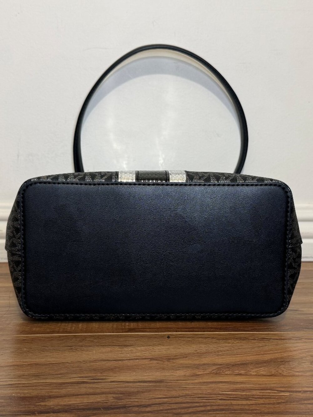 🖤Michael kors Logo-Print Canvas/Metallic Snake Embossed🖤 - Picture 6 of 16